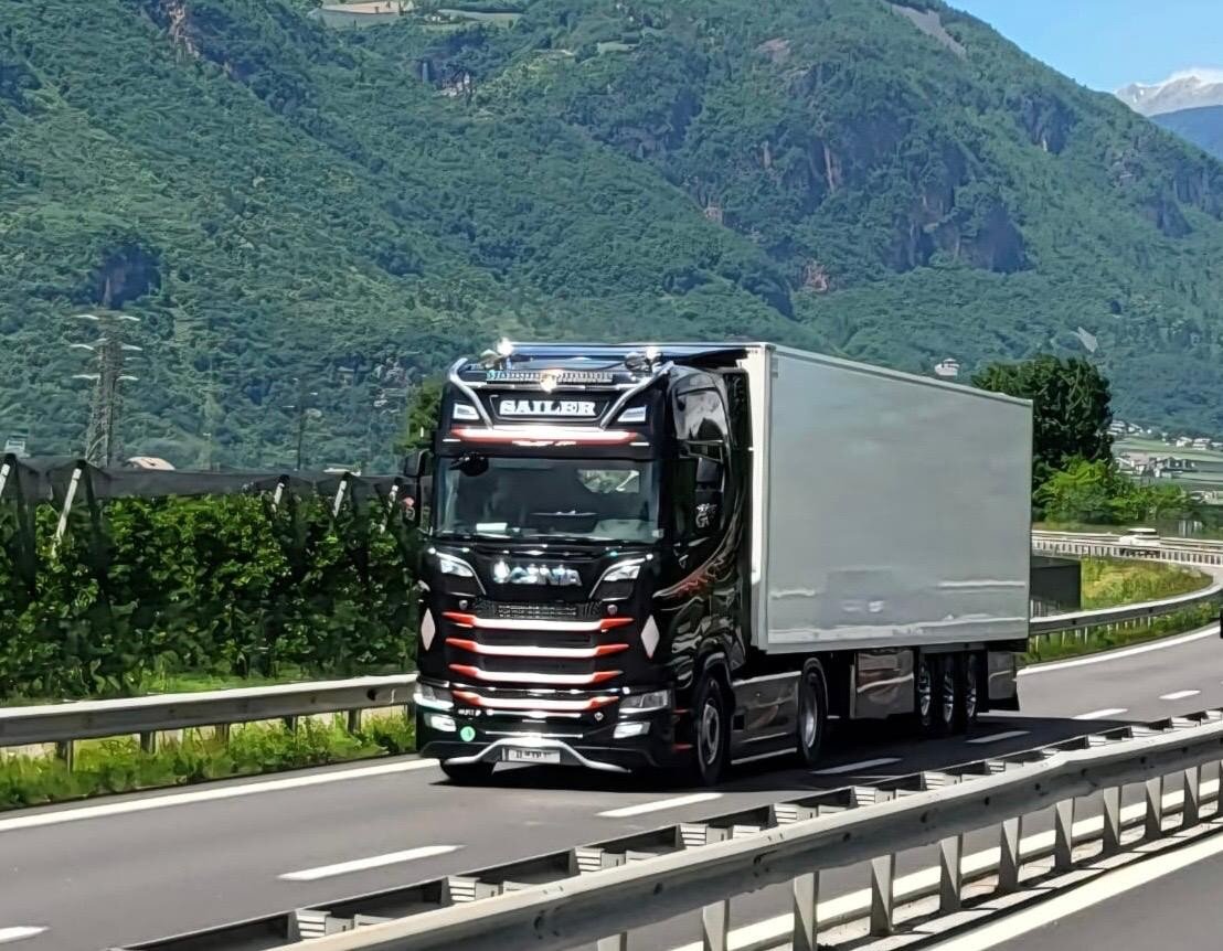 LKW auf der Autobahn von Sailer und Thaler Transporte OG