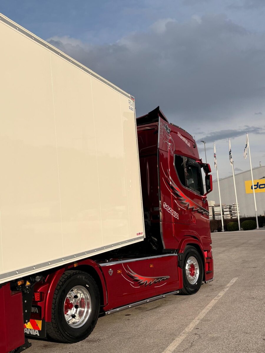 LKW von Sailer und Thaler Transporte OG